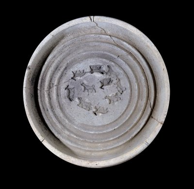 Mesopotamia: coppa in terracotta con animali. 1750 a.C. Dai piatti reali del Palazzo del re Zimrilim a Mari da Mesopotamian