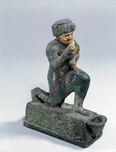 Mesopotamia: Statuetta in argento, bronzo e oro di un adoratore inginocchiato, ex-voto dedicato al dio Amurru per la vita di Hammurabi da Mesopotamian Mesopotamian