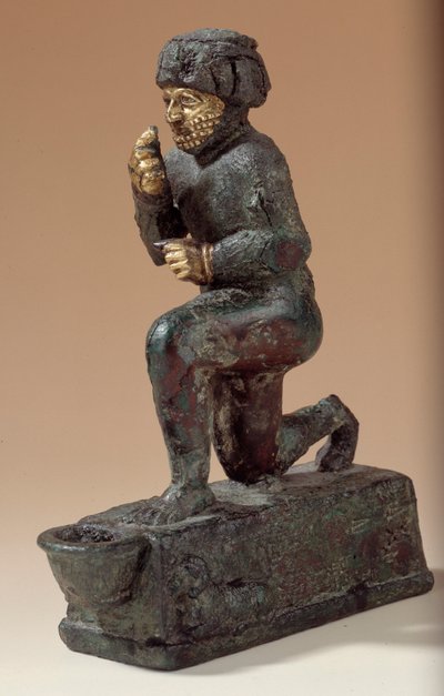 Statuetta in argento, bronzo e oro di adoratore inginocchiato, ex-voto dedicato al dio Amurru per la vita di Hammurabi. 1800 a.C. Dal sito di Larsa da Mesopotamian Mesopotamian