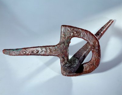 Mesopotamia: figurina di fondazione (chiodo e il suo supporto in rame). Periodo sumerico. 2800 a.C. Dal sito di Mari. Parigi, Museo del Louvre da Mesopotamian Mesopotamian