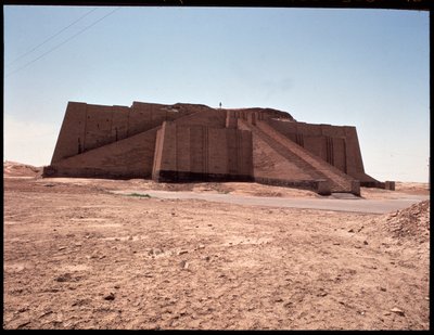 Vista della ricostruita ziggurat, 2050 a.C. da Mesopotamian Mesopotamian