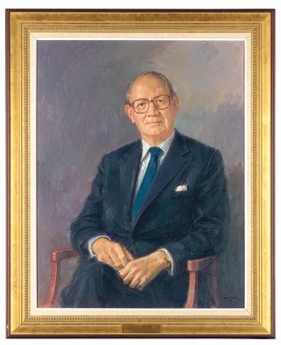 Ritratto di Lord Aldington, seduto con un abito scuro da Michael Noakes
