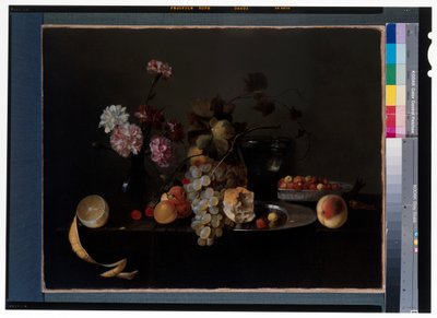 Natura morta con fiori, frutta e bicchiere su una lastra di pietra da Michiel Simons