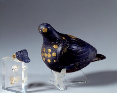 Antichità orientale: colomba in lapislazzuli e oro da Middle Elamite Period