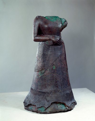 Civiltà elamita: statua in bronzo della regina Napir Asu con iscrizione elamita. 1250 a.C. Dal sito di Susa, Iran da Middle Elamite Period