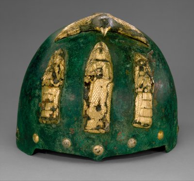 Elmo con figure divine sotto un uccello con ali spiegate, c.1500-1100 a.C. (bronzo, foglia d
