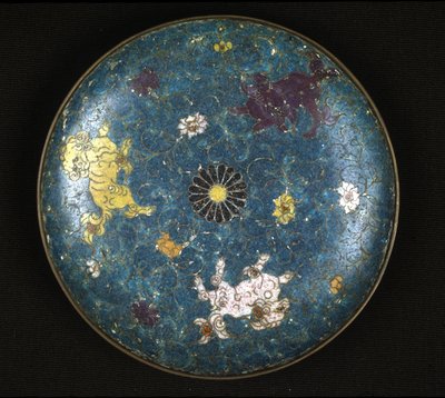 Piatto in rame e smalto cloisonné, periodo Ming (1368 - 1644) da Ming Dynasty Chinese School