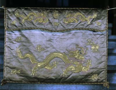 Tessuto di seta con motivi dorati raffiguranti draghi, periodo Ming (1368 - 1644) da Ming Dynasty Chinese School