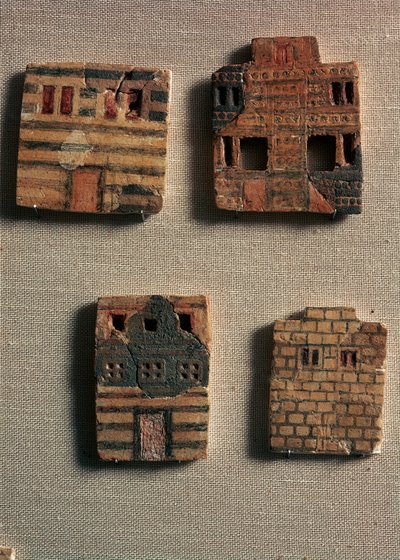 Arte minoica: piccole piastrelle in ceramica che rappresentano case minoiche. 1700-1600 a.C. Museo Archeologico di Heraklion da Minoan