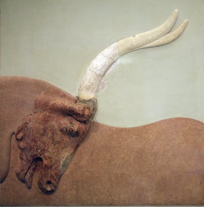 Arte minoica. Frammento di affresco in rilievo che mostra un toro cacciato. Dal palazzo minoico di Cnosso. 1600 - 1450 a.C. Museo archeologico, Herakleion, Creta da Minoan