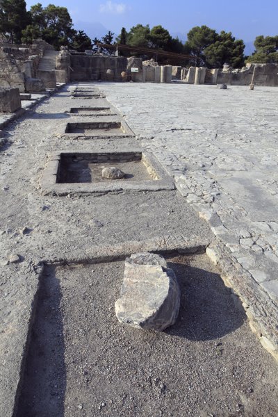 Sito archeologico minoico di Festo. Vista generale del cortile centrale dalle cappelle dell