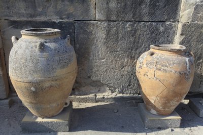 Sito archeologico minoico di Festo. Grandi pithoi (vasi di stoccaggio), trovati presso il cortile centrale. Creta da Minoan