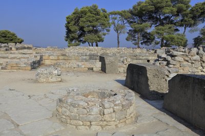 Sito archeologico minoico di Festo. Parte del complesso nord-est. Complesso di quattro stanze direttamente adiacenti al vecchio palazzo. Queste stanze venivano utilizzate per conservare preziosi vasi rituali. Il famoso 