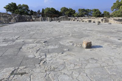 Sito archeologico minoico di Festo. Il cortile centrale, un elemento architettonico di base del palazzo minoico. È un nucleo attorno al quale sono disposte le diverse ali. Questo cortile centrale è stato costruito al tempo del vecchio palazzo (1900-1700 a. da Minoan