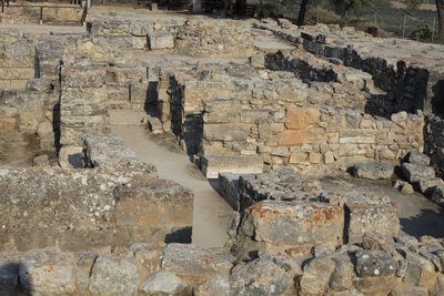 Sito archeologico minoico di Festo. Vista sul complesso nord-est. Complesso di quattro stanze adiacenti direttamente al vecchio palazzo. Queste stanze erano utilizzate per conservare preziosi vasi rituali. Il famoso 