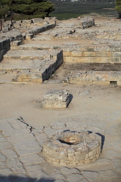 Sito archeologico minoico di Festo. Vista sul complesso nord-est. Complesso di quattro stanze adiacenti direttamente al vecchio palazzo. Queste stanze erano utilizzate per conservare preziosi vasi rituali. Il famoso 