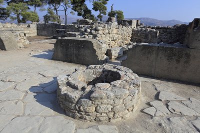 Sito archeologico minoico di Festo. Parte del complesso nord-est. Complesso di quattro stanze direttamente adiacenti al vecchio palazzo. Queste stanze erano utilizzate per conservare vasi rituali di valore. Il famoso "Disco di Festo" con scrittura geroglif da Minoan
