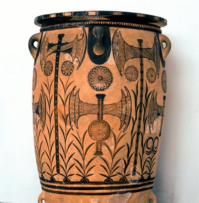 Arte minoica: vaso in terracotta del periodo neopalaziale decorato con simboli delle divinità e rappresentazioni del cielo e della terra, nonché la doppia ascia, simbolo della civiltà cretese. Da Cnosso Heraklion, Museo Archeologico Creta da Minoan