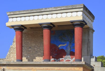 Sito archeologico minoico di Cnosso. Ingresso nord, Sala del pilastro nord. Bastione ricostruito da Arthur Evans con una copia di un affresco in rilievo restaurato di un toro. Cnosso, Creta. da Minoan
