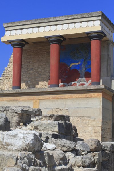 Sito archeologico minoico di Cnosso. Ingresso nord, Sala del pilastro nord. Bastione ricostruito da Arthur Evans dove ha collocato una copia di un affresco restaurato di un toro. Cnosso, Creta. da Minoan