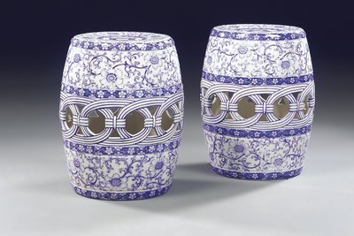 Un paio di sedili da giardino blu e bianchi, c.1860 da Mintons Ltd