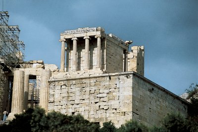 Tempio di Atena Nike, progettato da Mnesicles e Callicrate nel V secolo a.C., Acropoli di Atene, Grecia da Mnesikles Mnesikles
