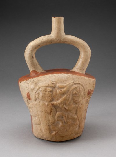 Vaso a staffa inciso con scena di battaglia soprannaturale da Moche