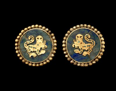 Coppia di ornamenti per orecchie raffiguranti felini soprannaturali da Moche Moche
