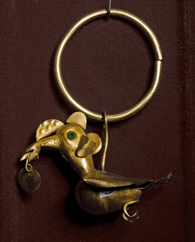 Orecchino con uccello in oro da Moche Moche