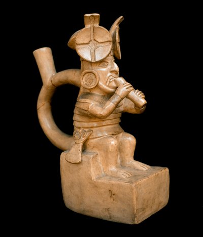 Arte precolombiana, civiltà mochica: vaso antropomorfo in terracotta che rappresenta un personaggio che suona la Quena, flauto delle Ande. 200 a.C.-700 d.C. da Moche Moche