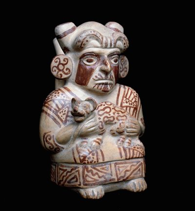Arte precolombiana, civiltà mochica: un capo mochica con un felino tra le braccia. Vaso antropomorfo in argilla. 200 a.C.-700 d.C. da Moche Moche