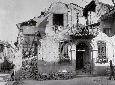 I bombardamenti di Sermide: una casa gravemente danneggiata durante la seconda guerra mondiale da Modestino Baldinetti