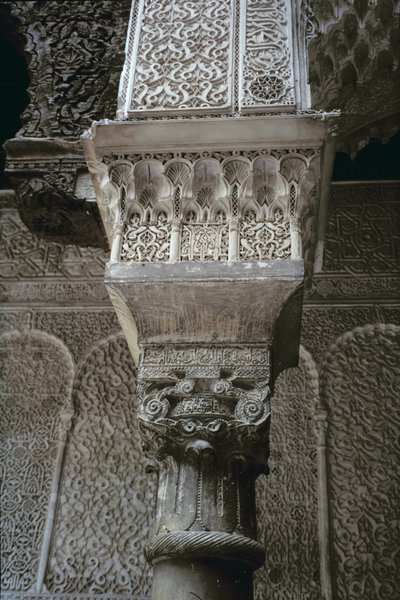Capitello della colonna, dal cortile principale, costruito dai Saadiani nel 1565 da Moroccan School