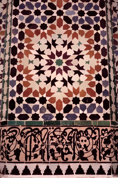 Il muro inferiore del cortile principale, costruito dai Saadiani nel 1565 (piastrelle zellij) (dettaglio) da Moroccan School