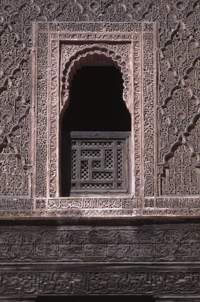 Vista di una finestra nel cortile della Medersa Ali ben Youssef, costruita dai Saadiani nel 1565 (legno di cedro e stucco) da Moroccan School