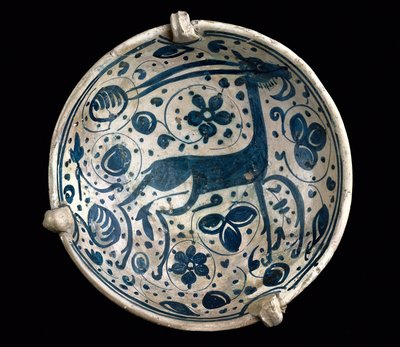 Arte mudéjar: coppa ceramica azzurra, decorata con un cervo di Paterna, Manises (stile ispano-moresco). XIV o XV secolo da Mudejar School