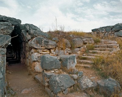 Arte micenea: passaggio coperto della cittadella micenea, città di Tirinto, intorno al 1200 a.C. da Mycenaean