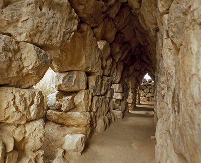 Arte micenea: passaggio coperto della cittadella micenea da Mycenaean