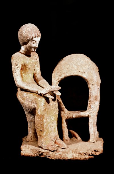 Arte micenea: figura femminile vicino a un forno con in mano una pagnotta di pane. XVI secolo a.C. Strasburgo, museo archeologico da Mycenaean