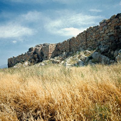 Arte micenea: vista delle rovine del muro della città di Tirinto costruita intorno al 1200 a.C. Grecia da Mycenaean