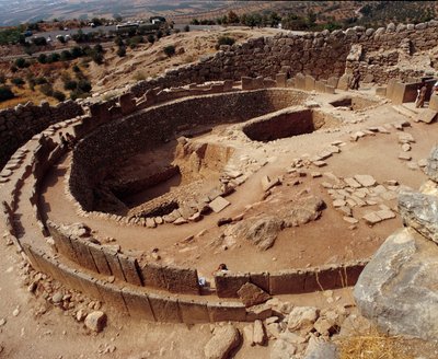 Civiltà micenea: cerchio di tombe sul sito antico di Micene. 1300 a.C. da Mycenaean