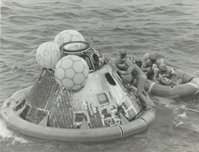 Astronauti in Scialuppa di Salvataggio Dopo l
