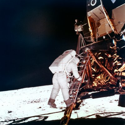 Edwin Buzz Aldrin scende i gradini della scala del Modulo Lunare per camminare sulla Luna, 1969 da NASA Images
