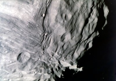 Miranda, una delle lune di Urano, vista da Voyager 2 da NASA Images