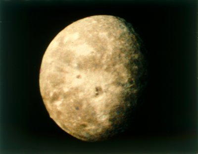 Oberon, luna di Urano, da Voyager 2 da NASA Images