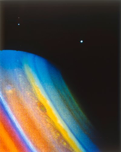 Saturno e la sua luna Dione, visti dalla sonda Voyager 2 da NASA Images