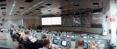 Sala di Controllo delle Operazioni di Missione nel Centro di Controllo Missione, Houston, Texas, USA, 1971 da NASA Images