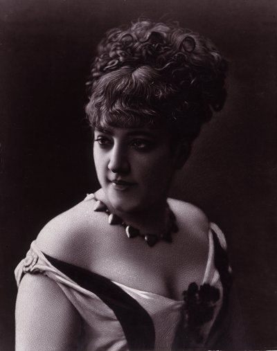 Ritratto di una donna. Viso di una donna che indossa un décolleté e una collana con pendenti a forma di cuore da studio of Nadar