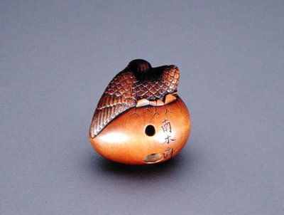 Netsuke, raffigurante un corvo che emerge da un uovo, c.1840 da Nambokusai Nambokusai