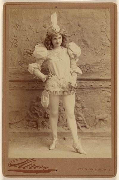 [Attrice non identificata in costume, in piedi] da Napoleon Sarony
